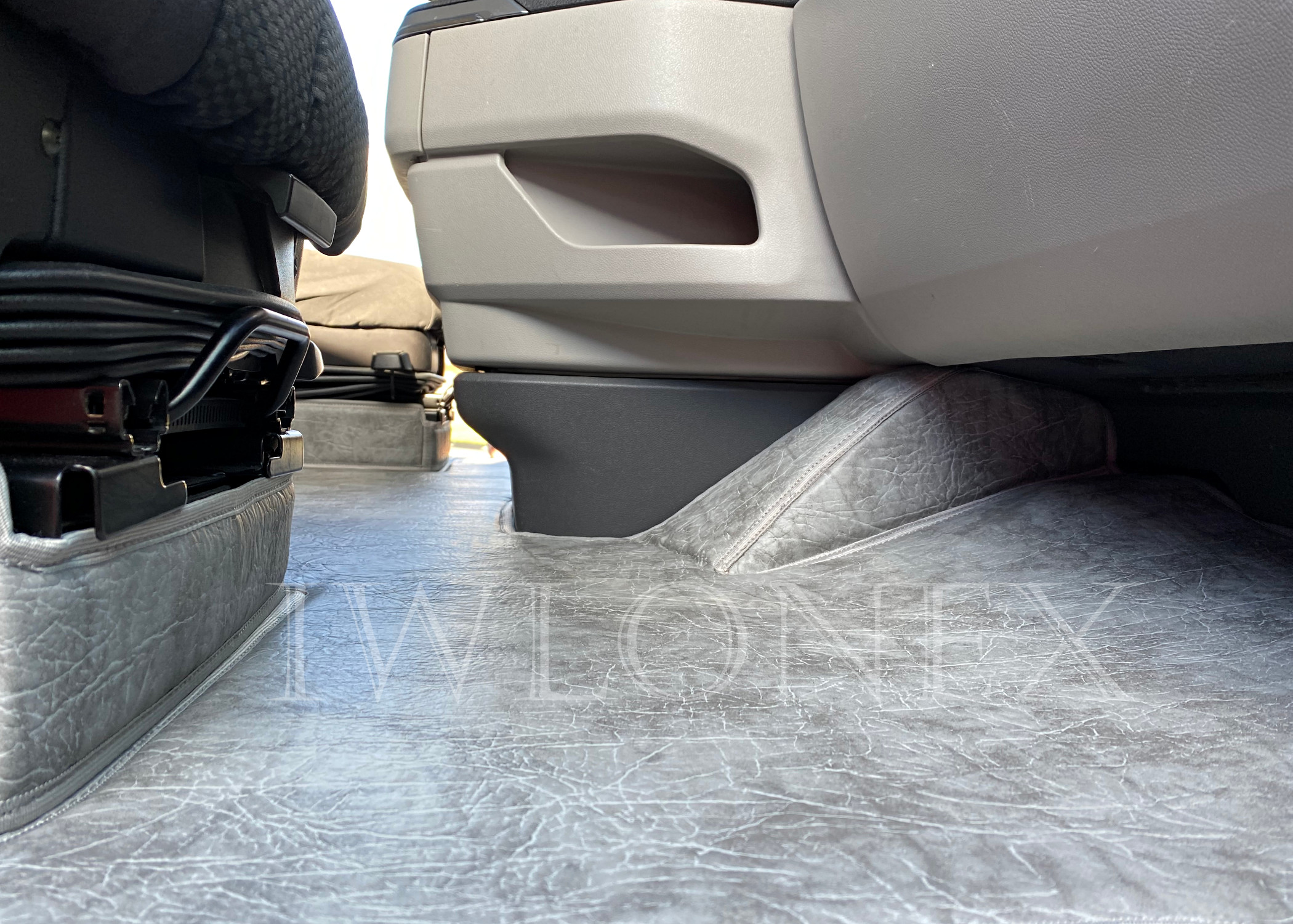 Fußmatte passend für SCANIA S + Sitzsockelverkleidung - Glatt Leder -  Dunkelbraun - Iwlonex