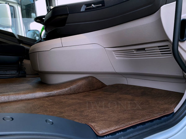 Tunnelabdeckung und Fussmatten passend fur DAF XG interior 2 IWLONEX 600x450 - Fußmatten mit Sitzsockelverkleidung passend für DAF XG+/XG - Marmor - deine Farben