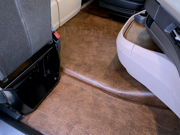 Tunnelabdeckung und Fussmatten passend fur DAF XG interior 5 IWLONEX 600x450 - Fußmatten mit Sitzsockelverkleidung passend für DAF XG+/XG - Marmor - deine Farben